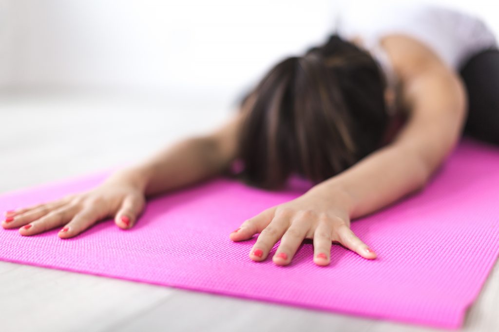 Vrouw in meditatie voor vitaler voelen door mindfulness oefeningen