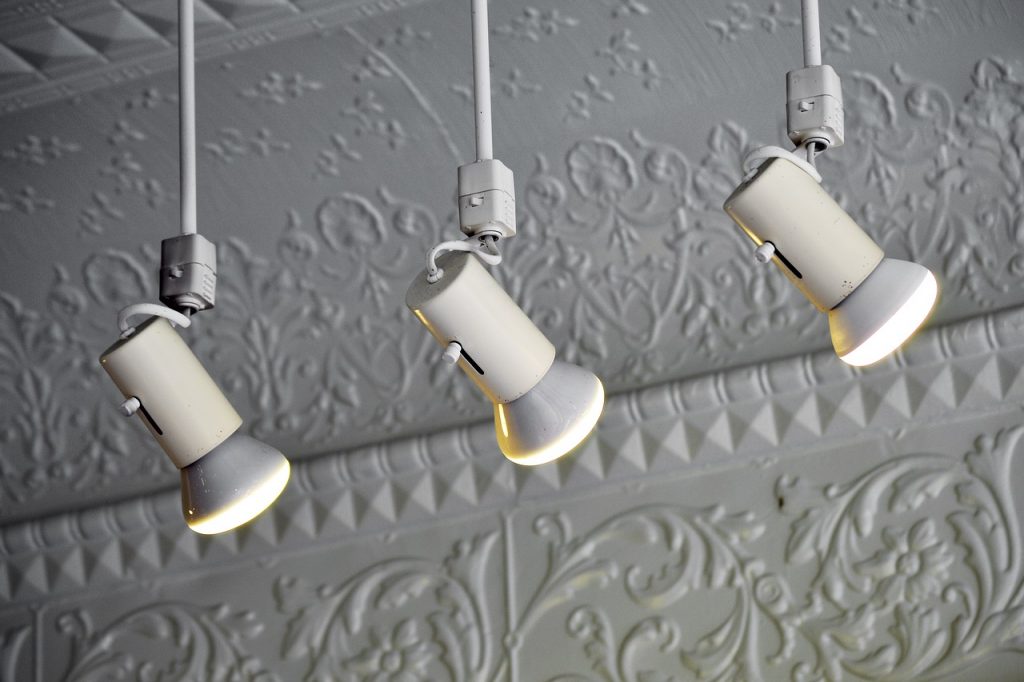 3-fase spanningsrail met verstelbare LED-spots voor flexibele verlichting in verschillende ruimtes