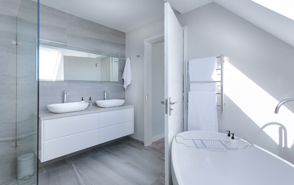 Moderne glazen douchewand en deur met luxueuze uitstraling in badkamer