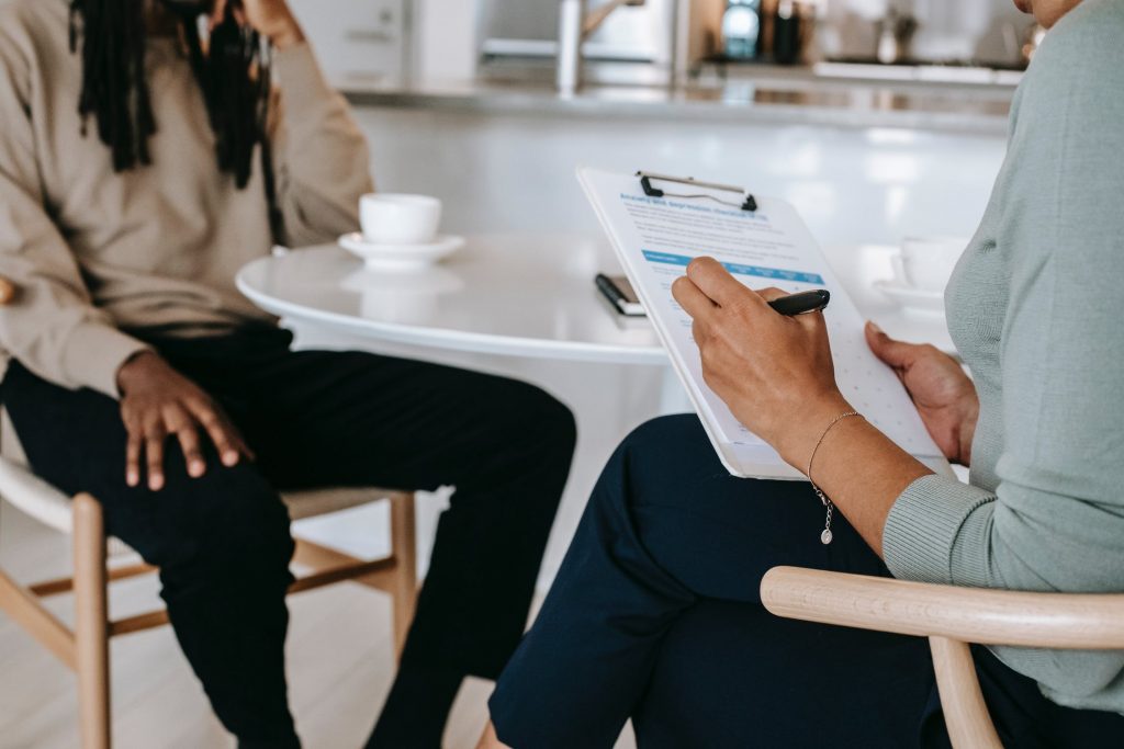 Wat is mediation - twee personen in gesprek met mediator voor conflictoplossing