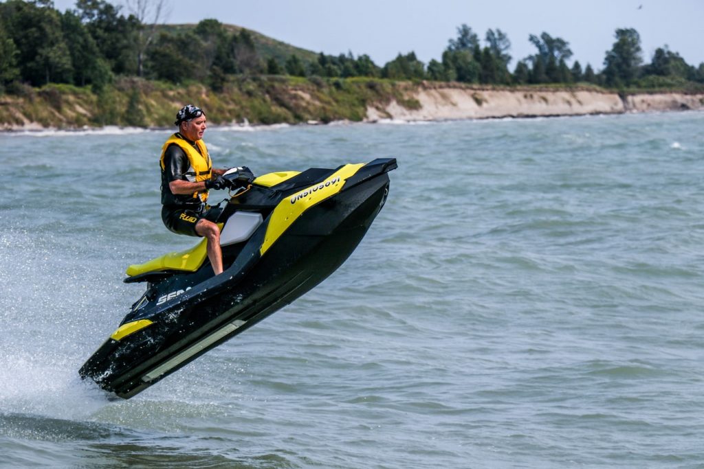 Waterrat geniet van watersporten leren tijdens zonvakantie met windsurfen en andere activiteiten