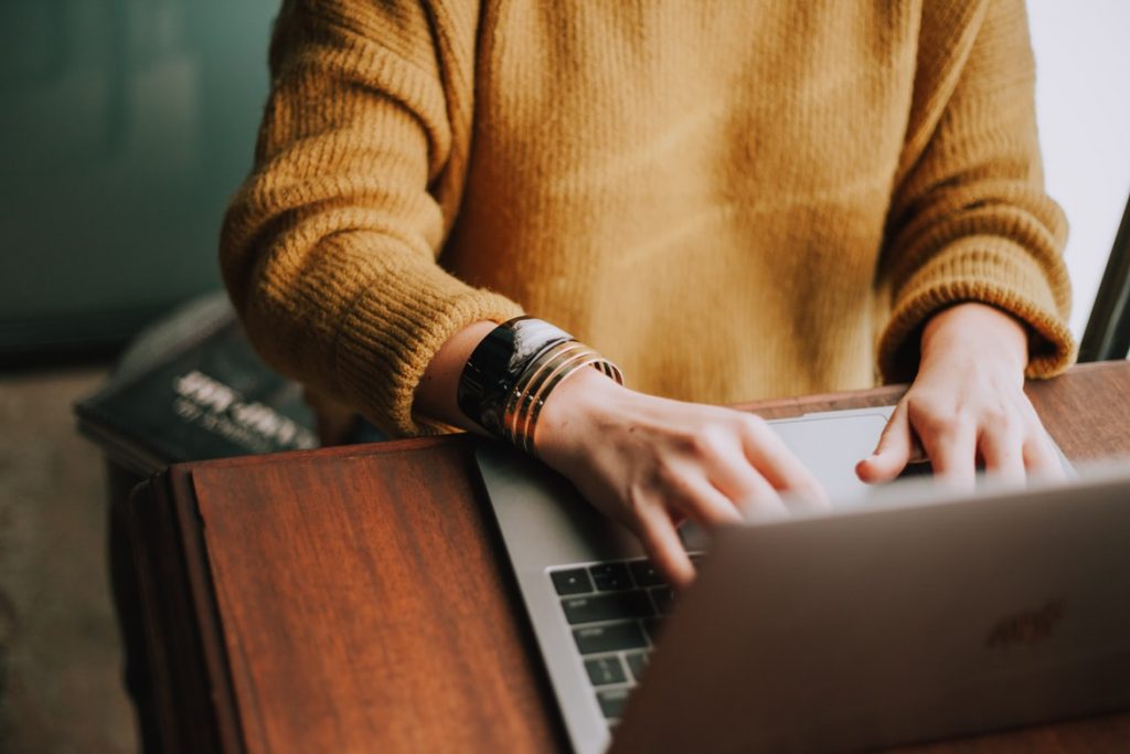 Cursus gebarentaal online volgen - instructeur demonstreert gebaren voor communicatie met dove en slechthorende personen
