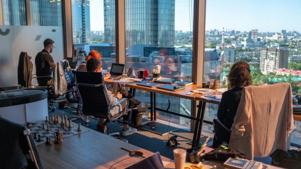 Professional die online marketing strategie analyseert en SEO-optimalisatie plant voor betere Google-ranking