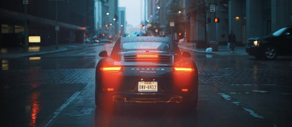 Glanzende auto met professionele coating bescherming tegen krassen en vuil