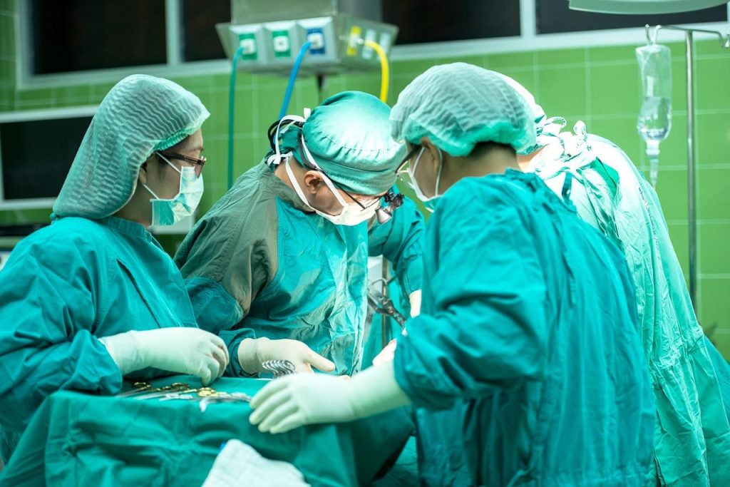 Chirurgisch pincet van roestvrij staal met scherpe uiteinden voor precisiewerk tijdens medische procedures