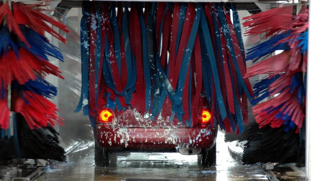 Glanzende auto na professionele carwash behandeling in Ede voor optimal onderhoud en bescherming