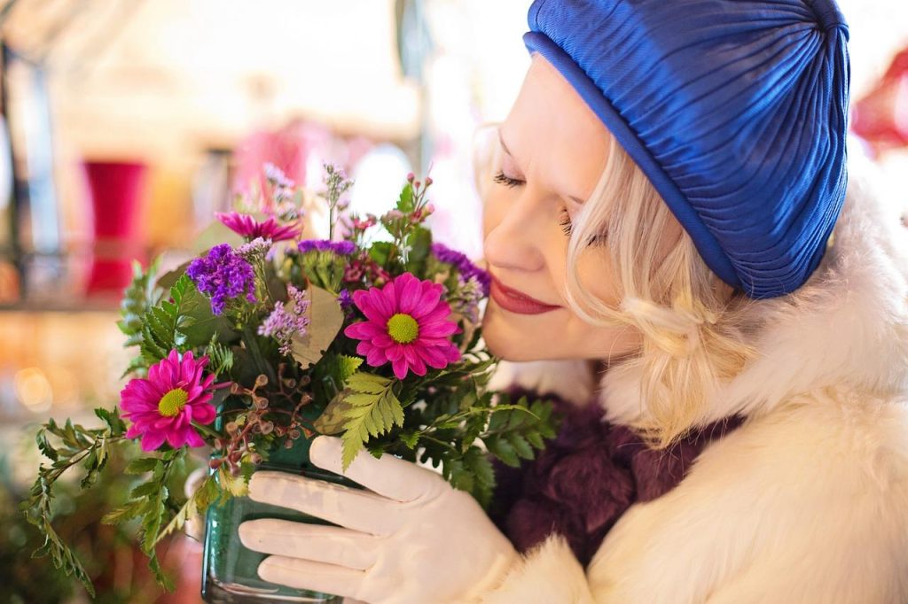 Kleurrijke bloemenarrangement van een bloemist in Delft met tulpen en seizoensgebonden bloemen