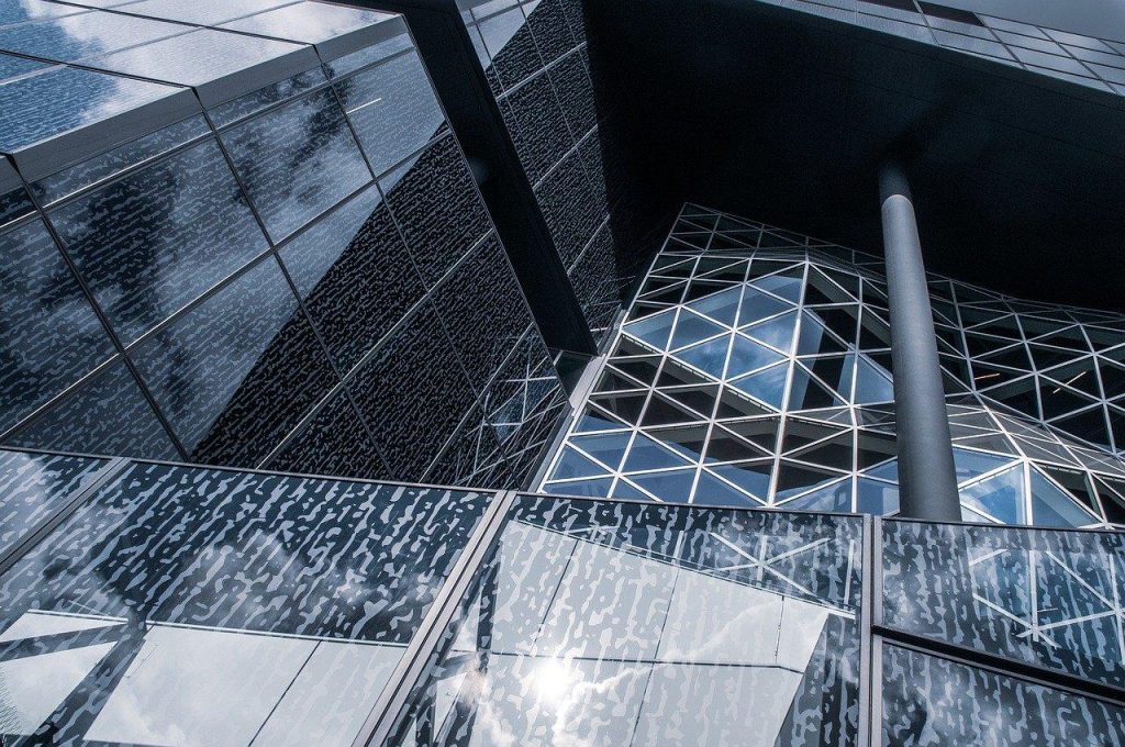 Moderne kantoor met glazen systeemwanden, doorzichtig design, open vergaderruimte met natuurlijk licht