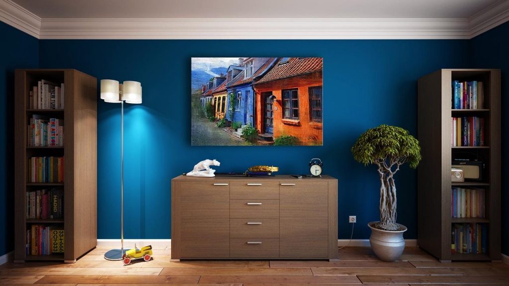 Professionele behanger in Houten brengt behang aan op muur voor perfecte wandafwerking en interieurinrichting