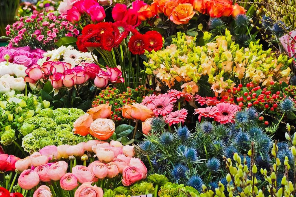 Kleurrijke bloemensamenstelling van een bloemist in Zutphen met tulpen en sezoensgebonden bloemen
