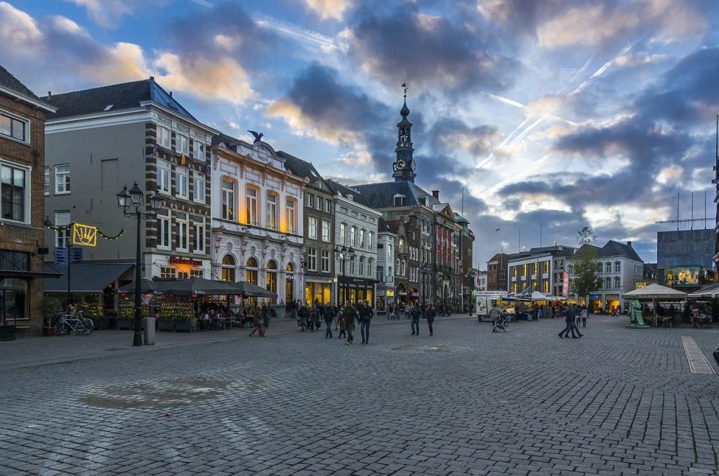 Avondwinkel in Assen met breed productassortiment voor avondlijke boodschappen en flexibele openingstijden