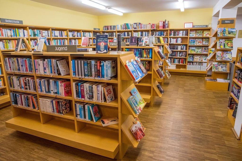 Boekhandel in Sittard interieur met boekenplanken en een gezellige leessfeer waarin lezers en auteurs samenkomen