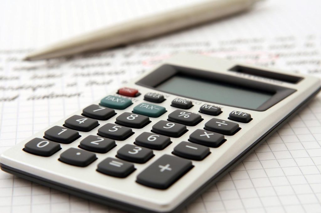 Boekhouder in Den Helder met financiële grafieken en administratie voor bedrijfstransformatie