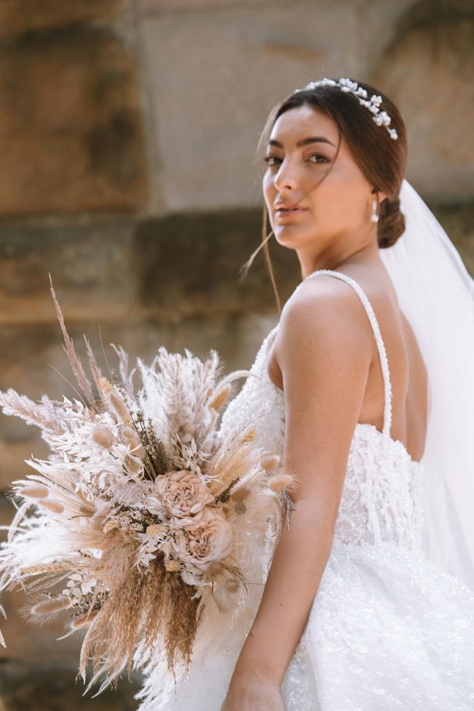 Bruidsmode in Etten-Leur met diverse trouwjurkstijlen en elegante details in een gezellige boutique omgeving