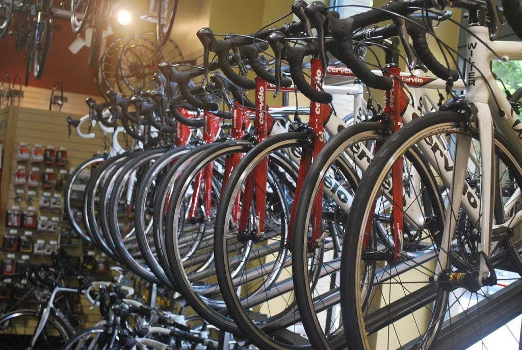 Fietsers genieten van fietsen in Best langs prachtige landschappen en goed onderhouden fietspaden