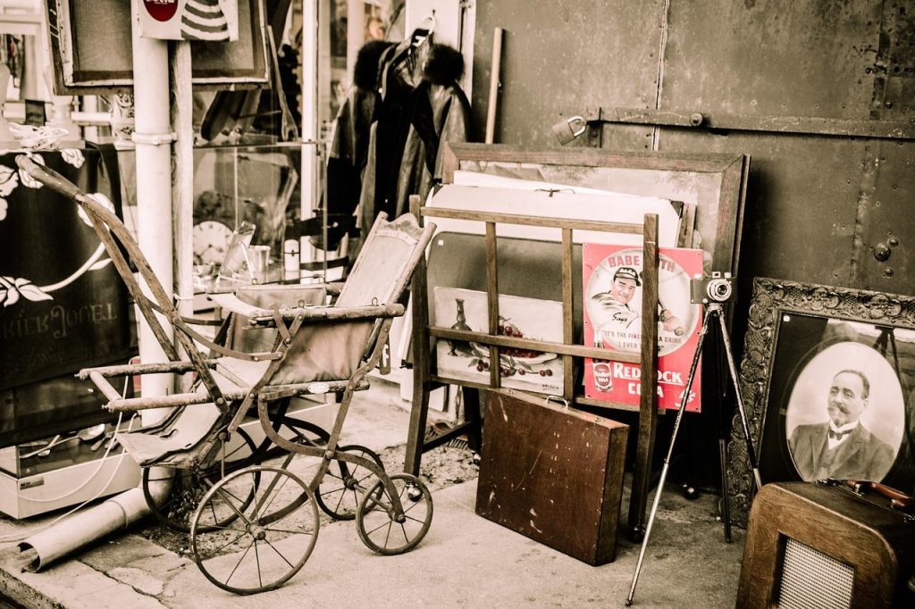 Bezoeker verkennt antieke items en vintage schatten op de Rommelmarkt Hoorn met diverse kraampjes en producten